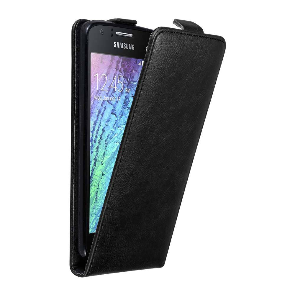 Cadorabo Hülle für Samsung Galaxy J1 2015 Schutz Hülle in Schwarz Flip Etui Handyhülle Case Cover