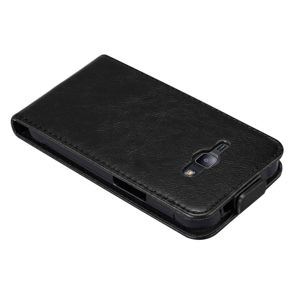 Cadorabo Hülle für Samsung Galaxy J1 2015 Schutz Hülle in Schwarz Flip Etui Handyhülle Case Cover