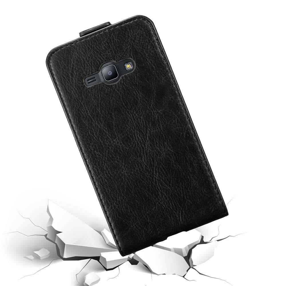 Cadorabo Hülle für Samsung Galaxy J1 2015 Schutz Hülle in Schwarz Flip Etui Handyhülle Case Cover