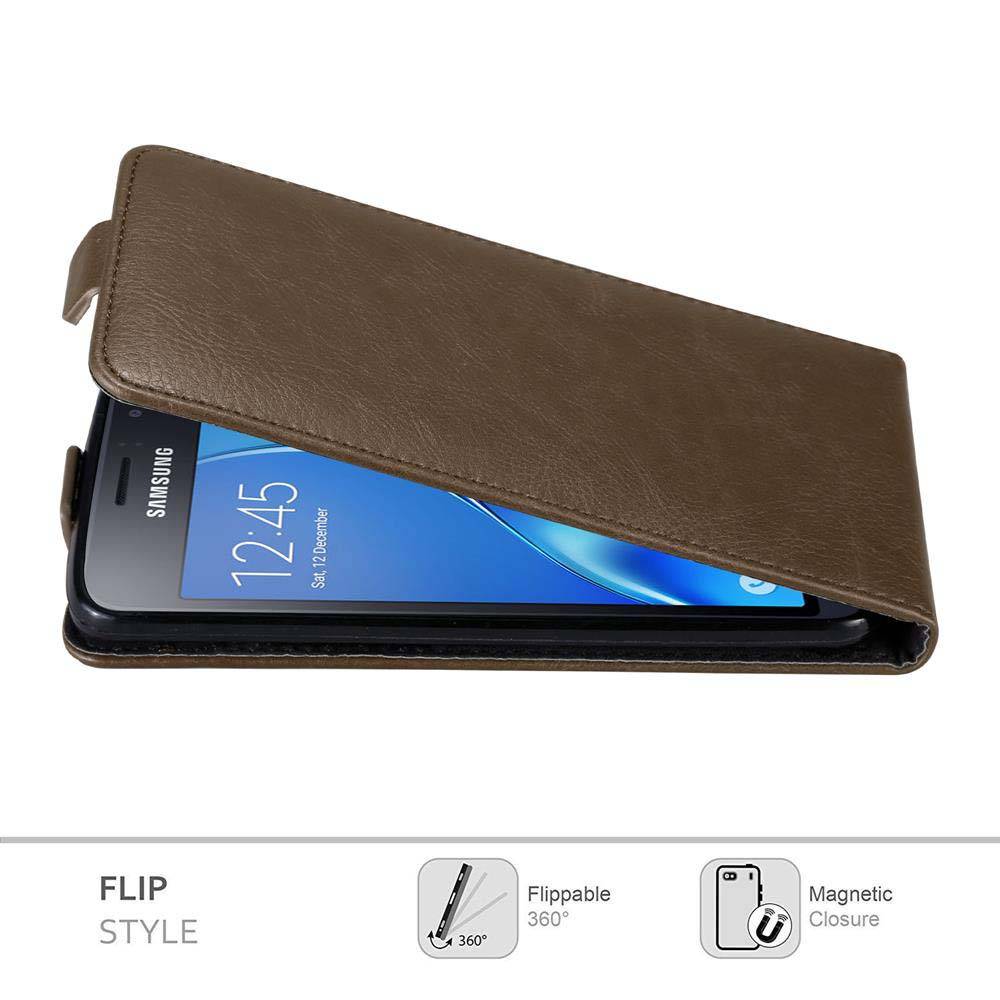 Cadorabo Hülle für Samsung Galaxy J1 2016 Schutz Hülle in Braun Flip Etui Handyhülle Case Cover