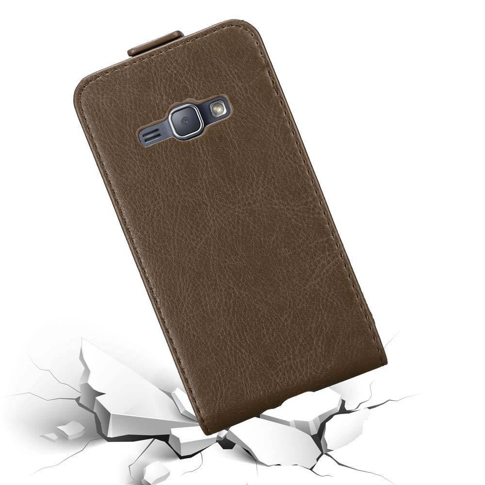 Cadorabo Hülle für Samsung Galaxy J1 2016 Schutz Hülle in Braun Flip Etui Handyhülle Case Cover