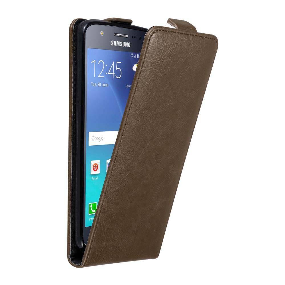 Cadorabo Hülle für Samsung Galaxy J5 2015 Schutz Hülle in Braun Flip Etui Handyhülle Case Cover