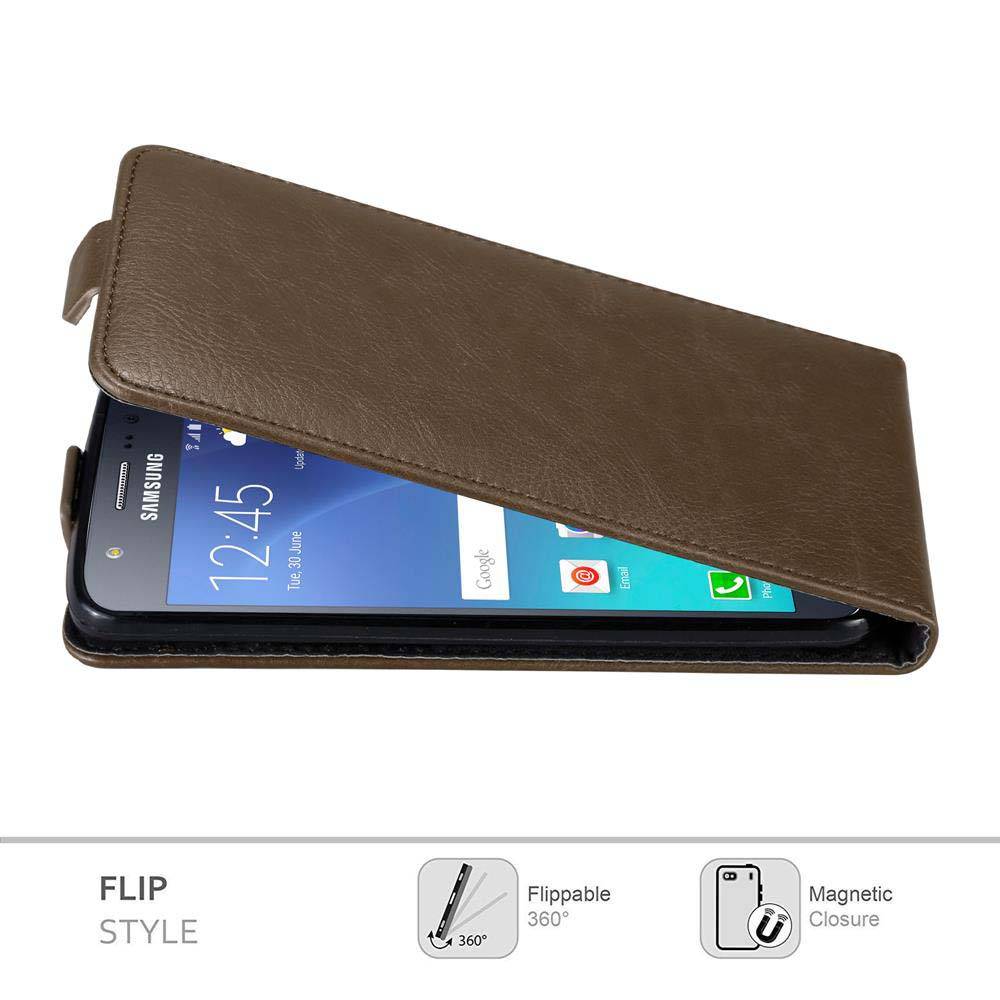 Cadorabo Hülle für Samsung Galaxy J5 2015 Schutz Hülle in Braun Flip Etui Handyhülle Case Cover