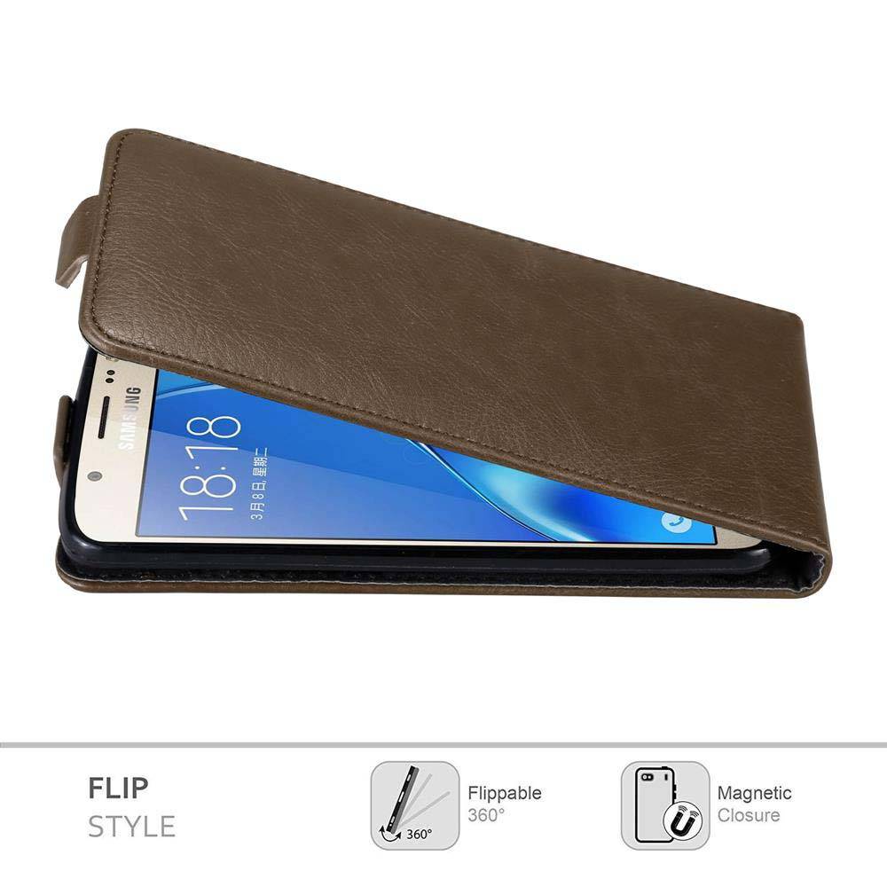 Cadorabo Hülle für Samsung Galaxy J7 2016 Schutz Hülle in Braun Flip Etui Handyhülle Case Cover