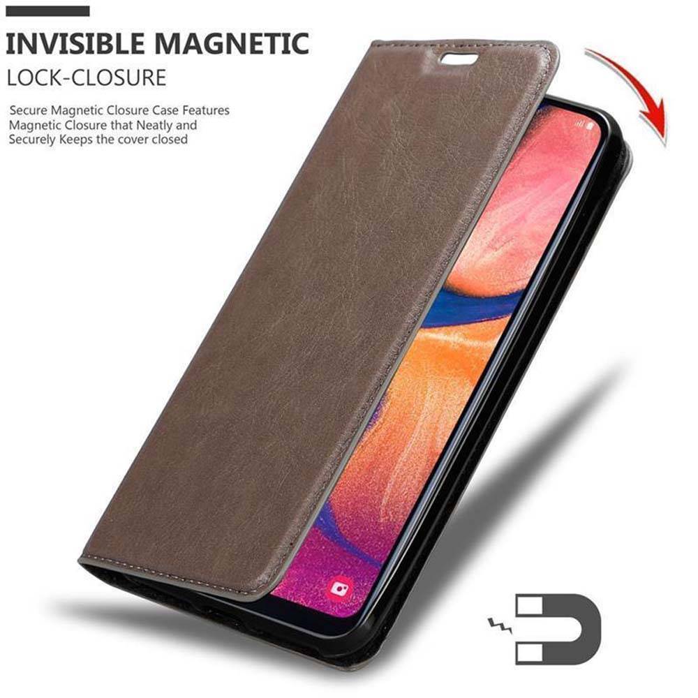 Cadorabo Hülle für Samsung Galaxy A10e / A20e Schutz Hülle in Braun Handyhülle Etui Case Cover Magnetverschluss