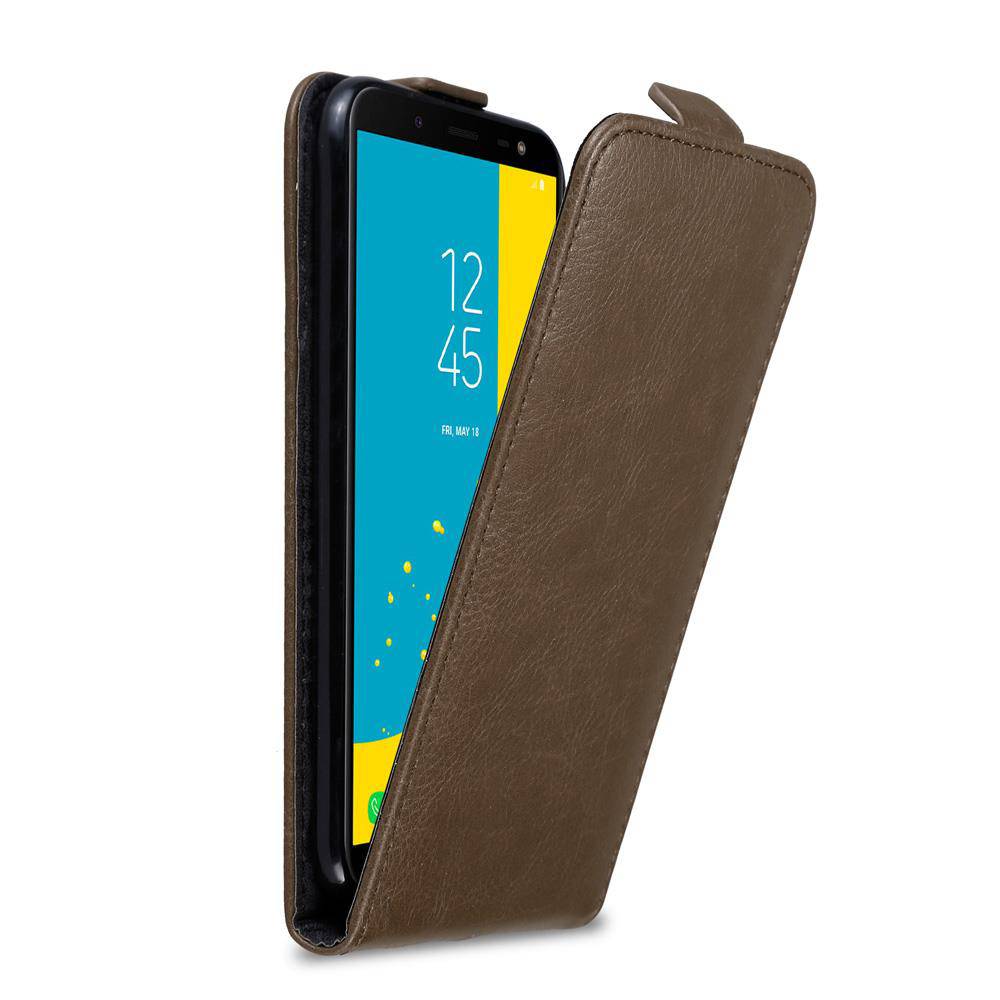 Cadorabo Hülle für Samsung Galaxy J6 2018 Schutz Hülle in Braun Flip Etui Handyhülle Case Cover