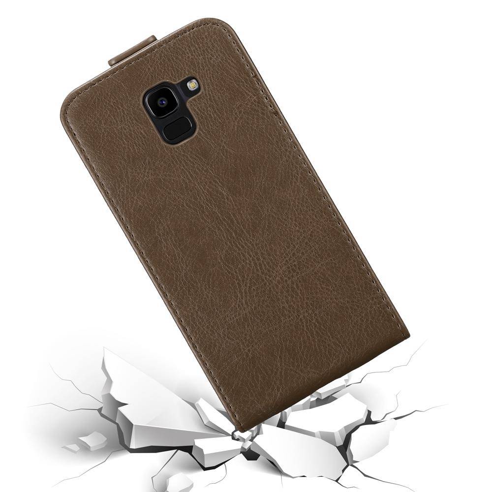 Cadorabo Hülle für Samsung Galaxy J6 2018 Schutz Hülle in Braun Flip Etui Handyhülle Case Cover