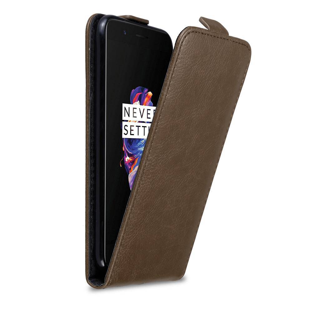 Cadorabo Hülle für OnePlus 5 Schutz Hülle in Braun Flip Etui Handyhülle Case Cover