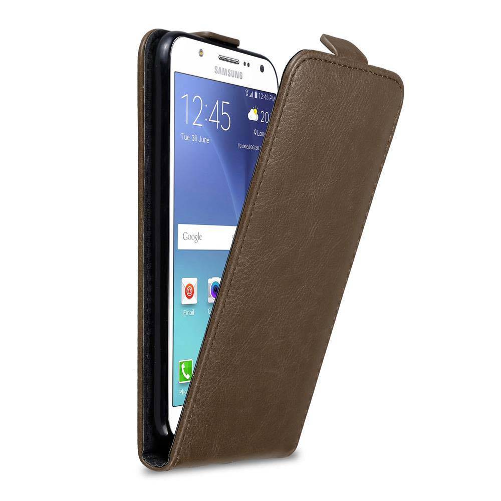 Cadorabo Hülle für Samsung Galaxy J7 2015 Schutz Hülle in Braun Flip Etui Handyhülle Case Cover