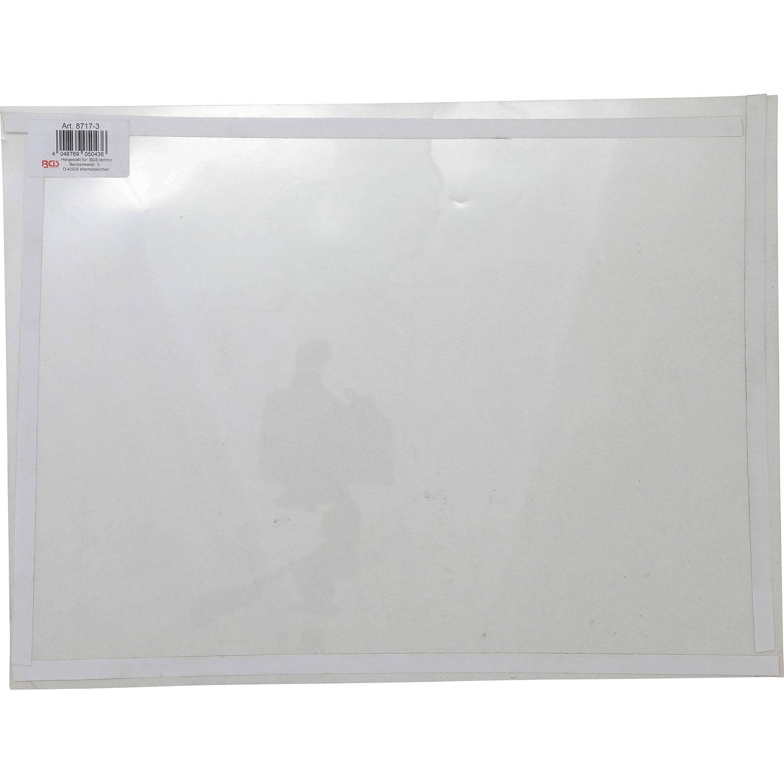 Ein rechteckiges Blatt aus transparentem Kunststoff, mit der Bezeichnung 