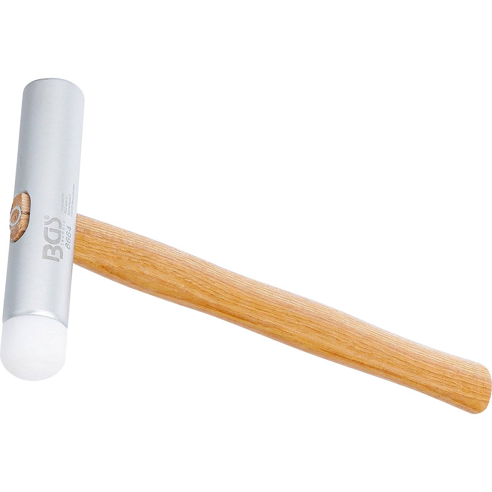 Ein Hammer mit einem Holzgriff und einem silbermetallischen Kopf, in einem Winkel positioniert; verwendet für Aufgaben, die einen sanften Aufprall erfordern.