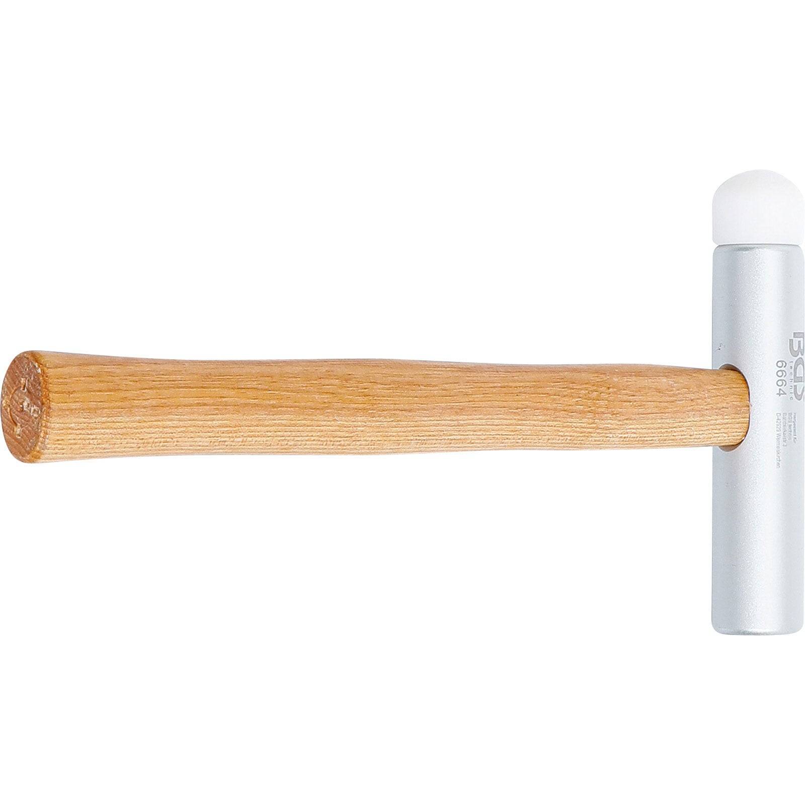 Ein Hammer mit einem Holzgriff und einem metallischen Kopf, ausgestattet mit einer weißen Gummikappe auf der Schlagseite, geeignet für sanfte Schläge.