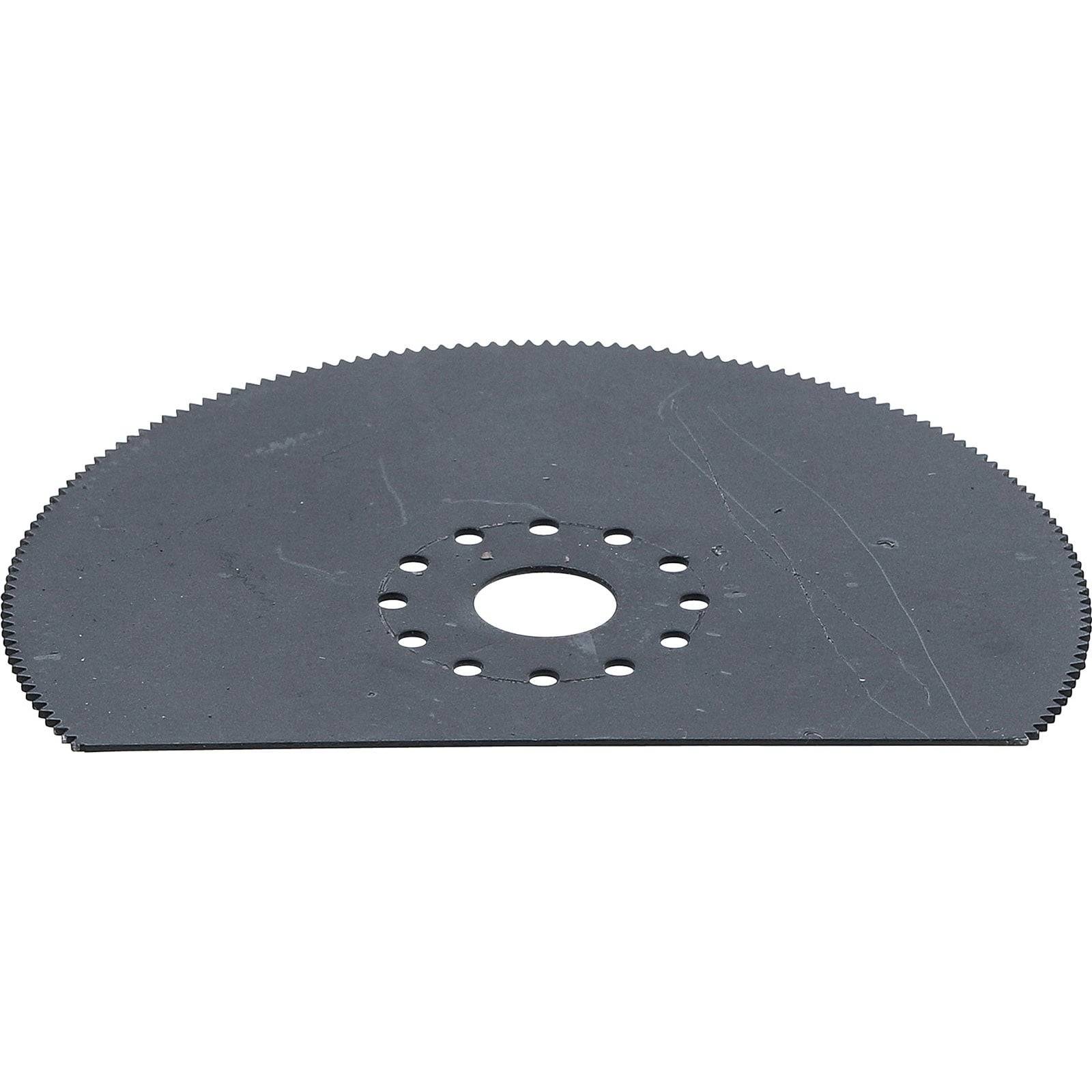 Eine Kreissägeblatt mit einem halbkreisförmigen Design, das Zähne entlang der gekrümmten Kante und mehrere Löcher in der Nähe des Zentrums aufweist.