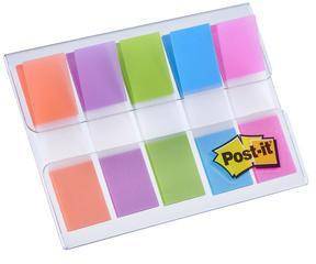 Sortierte, bunte Haftnotizen in einem durchsichtigen Kunststoff-Organizer-Tablett mit einem Post-it-Logo unten rechts.