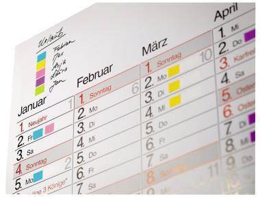 Ein Wandkalender, der Januar bis April auf Deutsch zeigt, mit Daten, Wochentagen und farbigen Markierungen für Feiertage oder Ereignisse.