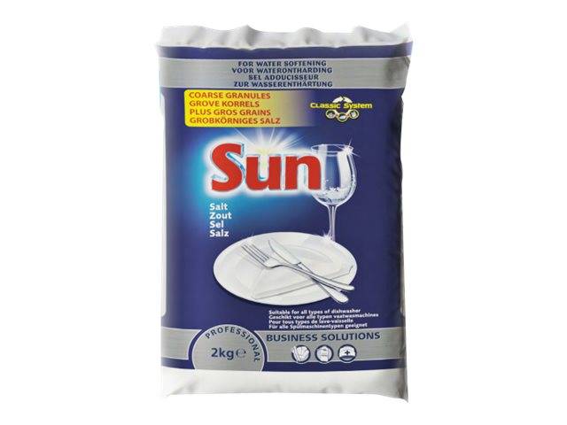 Ein Beutel Sun Geschirrspülersalz, gekennzeichnet mit 2 kg und groben Körnern, zur Wasserenthärtung und zur Verwendung in der Spülmaschine.
