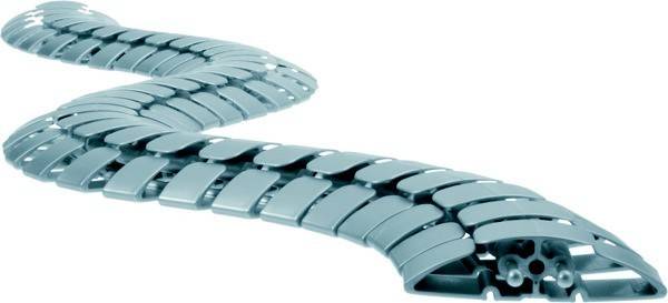 Eine Nahaufnahme einer metallischen, segmentierten Gelenkstruktur, die einem flexiblen Roboterarm oder Kabelorganisator ähnelt, auf einem weißen Hintergrund.