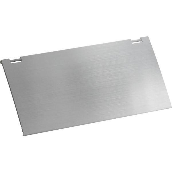 Rechteckiges, gebürstetes Metallpanel mit zwei Einschnitten an der oberen Kante.