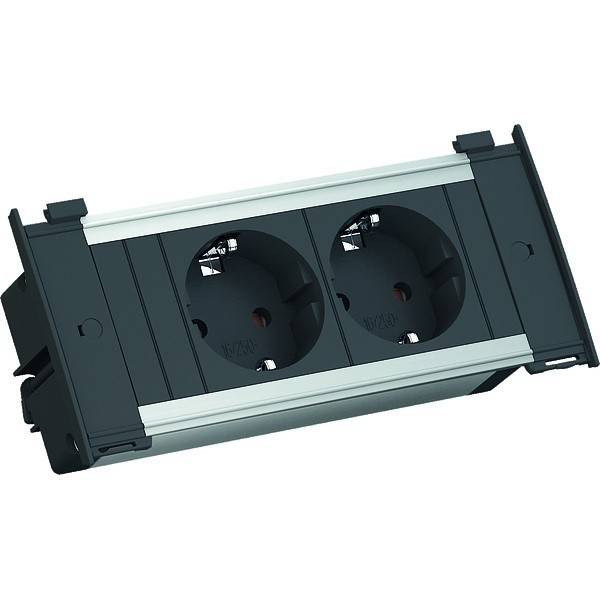 Eine schwarze, doppelte elektrische Wandsteckdose mit silberner Einfassung ist zu sehen. Sie verfügt über zwei runde Steckdosen und ist für die Montage in einer Platte konzipiert.