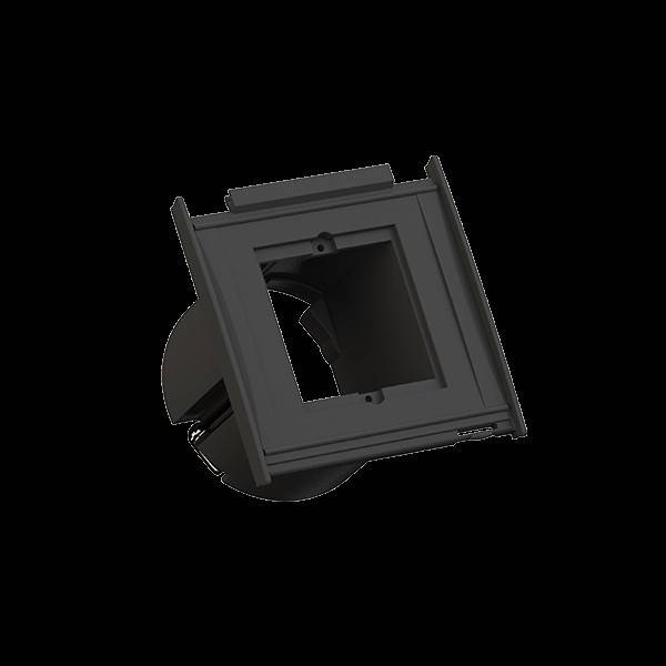 Ein schwarzes, quadratisches mechanisches Bauteil mit einer zentralen Öffnung, das detaillierte Strukturen aufweist, die wahrscheinlich für technische oder industrielle Zwecke konzipiert sind.