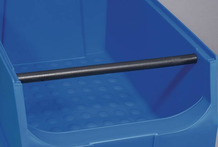 Blauer Kunststoffbehälter mit einem schwarzen Stab oben über dem Deckel, der einen einfachen Teiler oder eine Stütze im Behälter bildet.