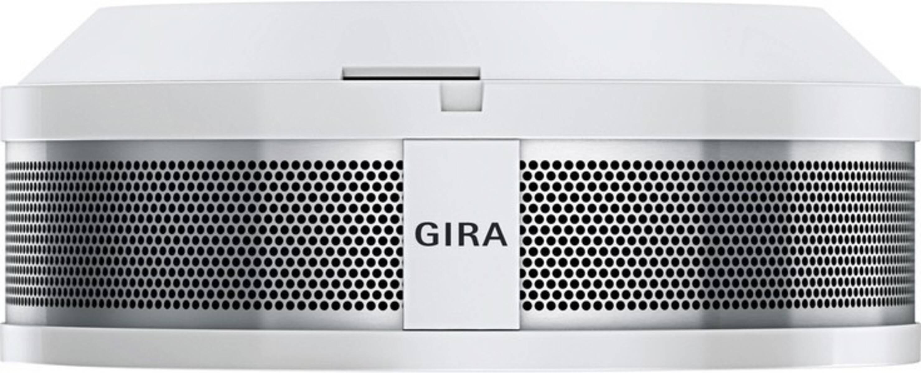 Vorderansicht eines weißen GIRA-Geräts mit perforiertem Metallgitter und zentriertem „GIRA