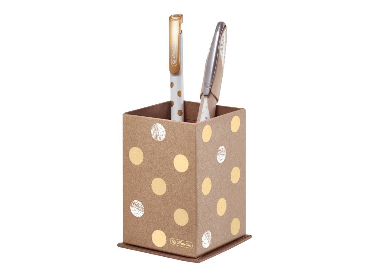 Braune Arbeitsplatte mit Polka-Dot-Muster und Utensilienbehälter mit zwei Küchenutensilien darin, vor weißem Hintergrund dargestellt.