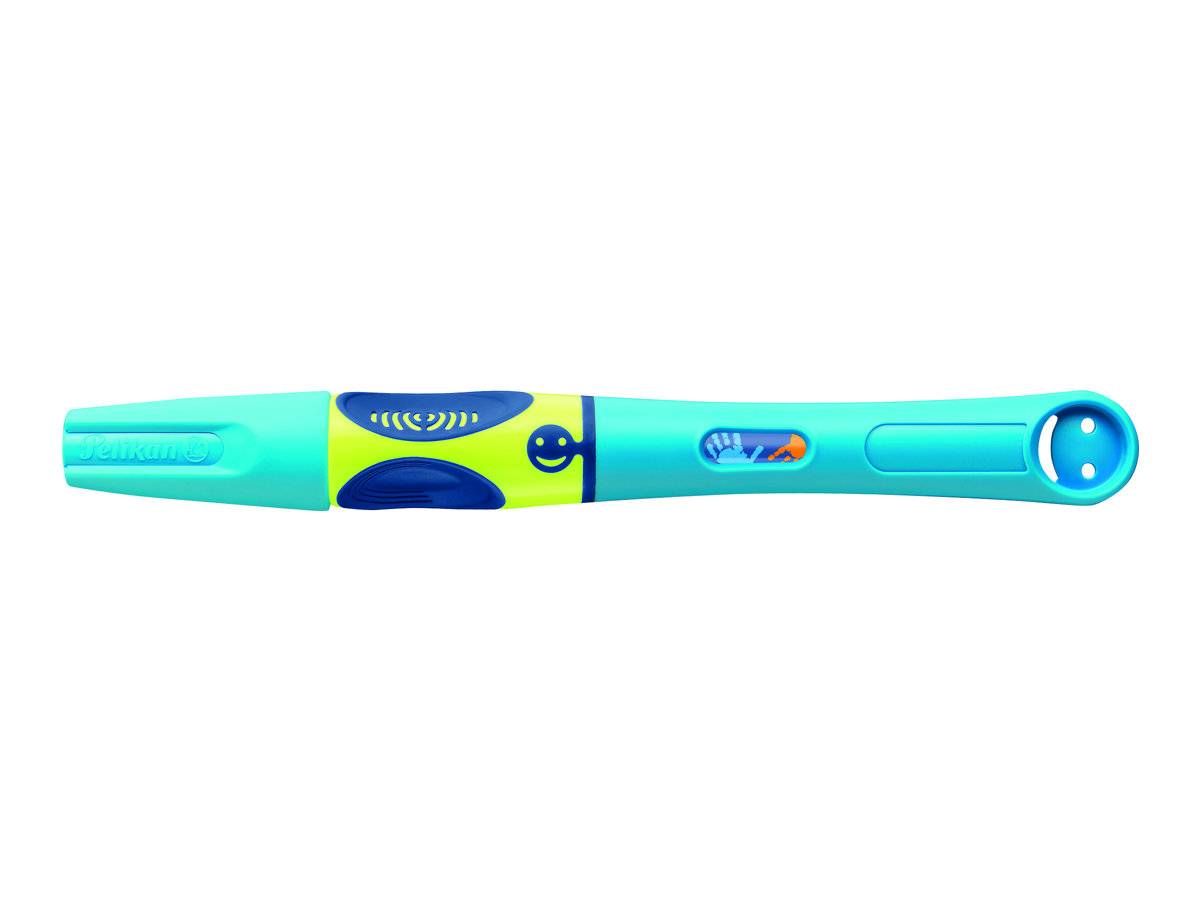 Ein bunter Kinderspielzeugstift mit tealblauem und blauem Körper und Smiley-Gesicht-Design auf weißem Hintergrund.
