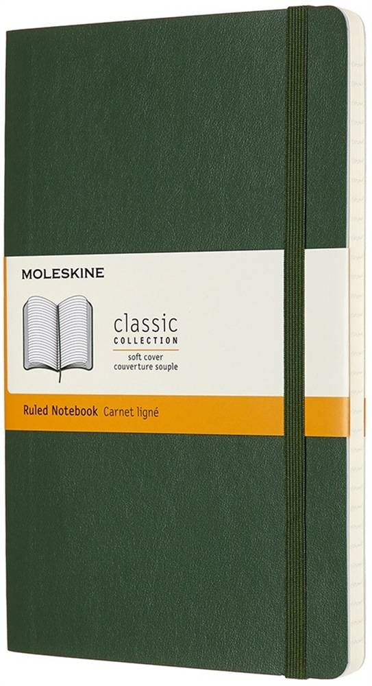 Grünes Moleskine Classic Collection liniertes Softcover-Notizbuch mit Gummiband und weiß/orangenem Etikett.