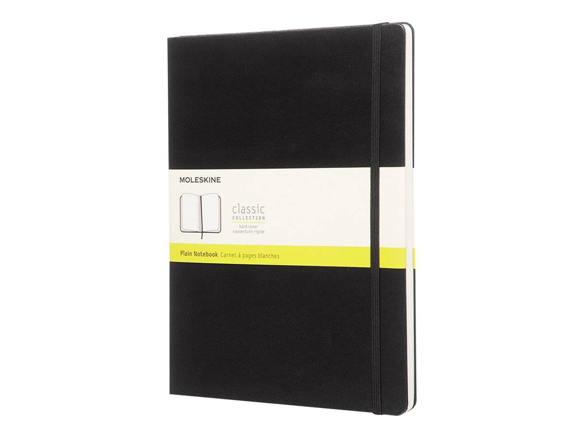 Schwarzes Moleskine Classic Notizbuch mit elastischem Verschluss und cremefarbenem Etikettenband auf weißem Hintergrund.
