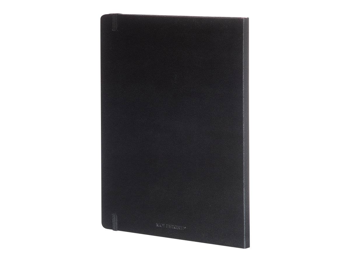Schwarzes geschlossenes Notizbuch oder Journal mit einfachem Einband auf weißem Hintergrund.