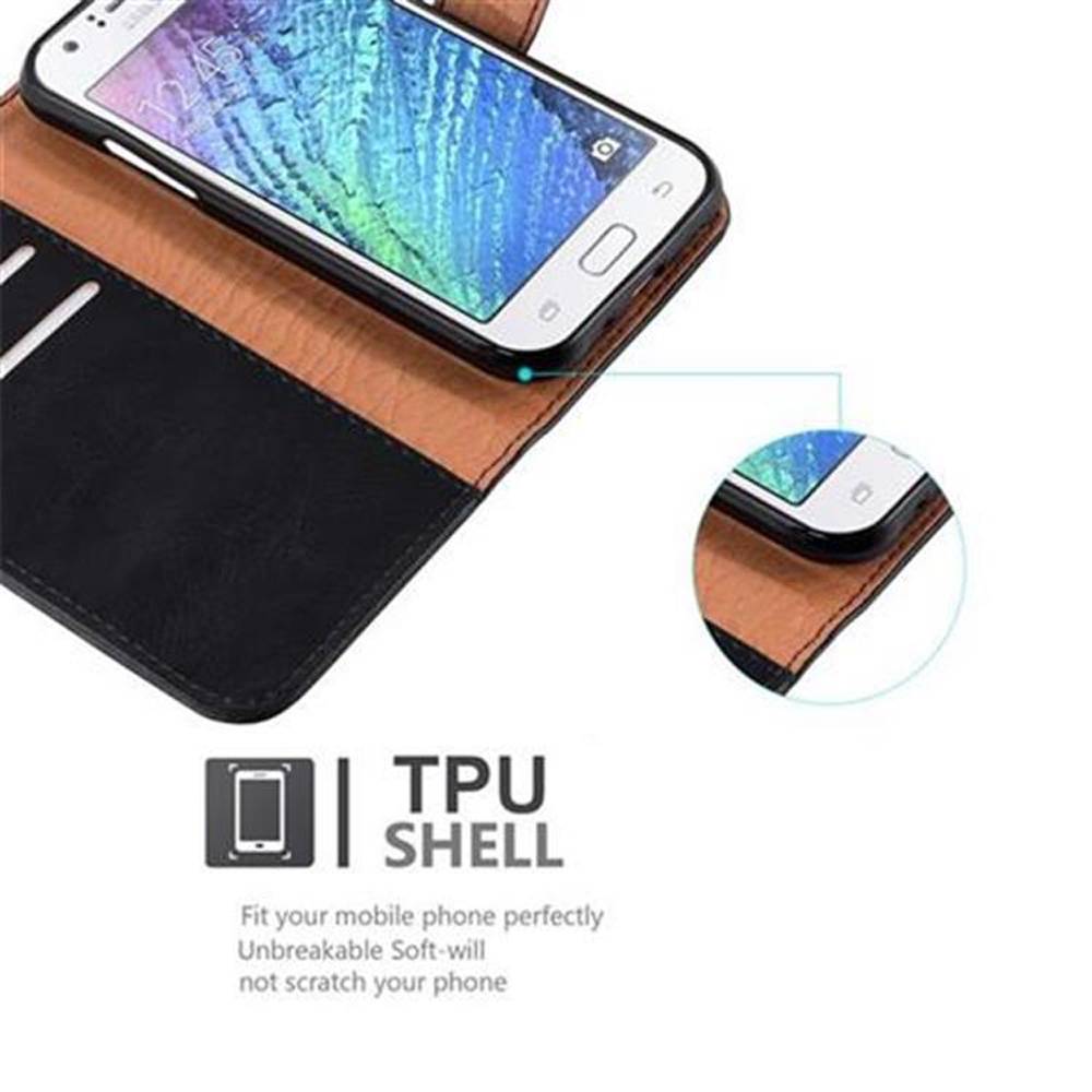 Cadorabo Hülle für Samsung Galaxy J1 2015 Schutzhülle in Schwarz Handyhülle Book Tasche Case Etui Luxury