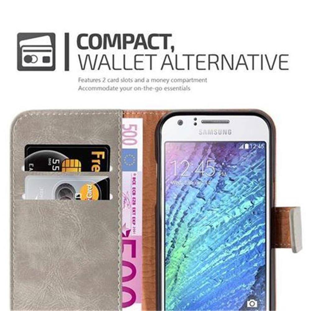 Cadorabo Hülle für Samsung Galaxy J1 2015 Schutzhülle in Braun Handyhülle Book Tasche Case Etui Luxury