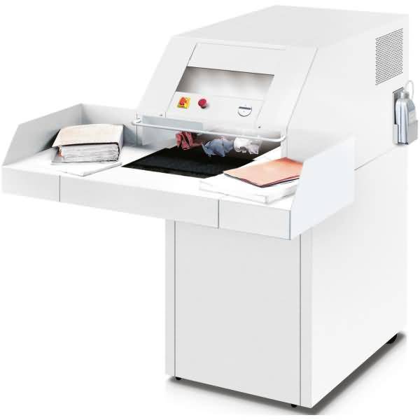 Industrielle Papierschneidemaschine mit offener Schutzvorrichtung und Steuertasten, die gestapeltes Papier auf einem Seitentablett zum Zuschneiden oder zur Bindungsvorbereitung zuführt.