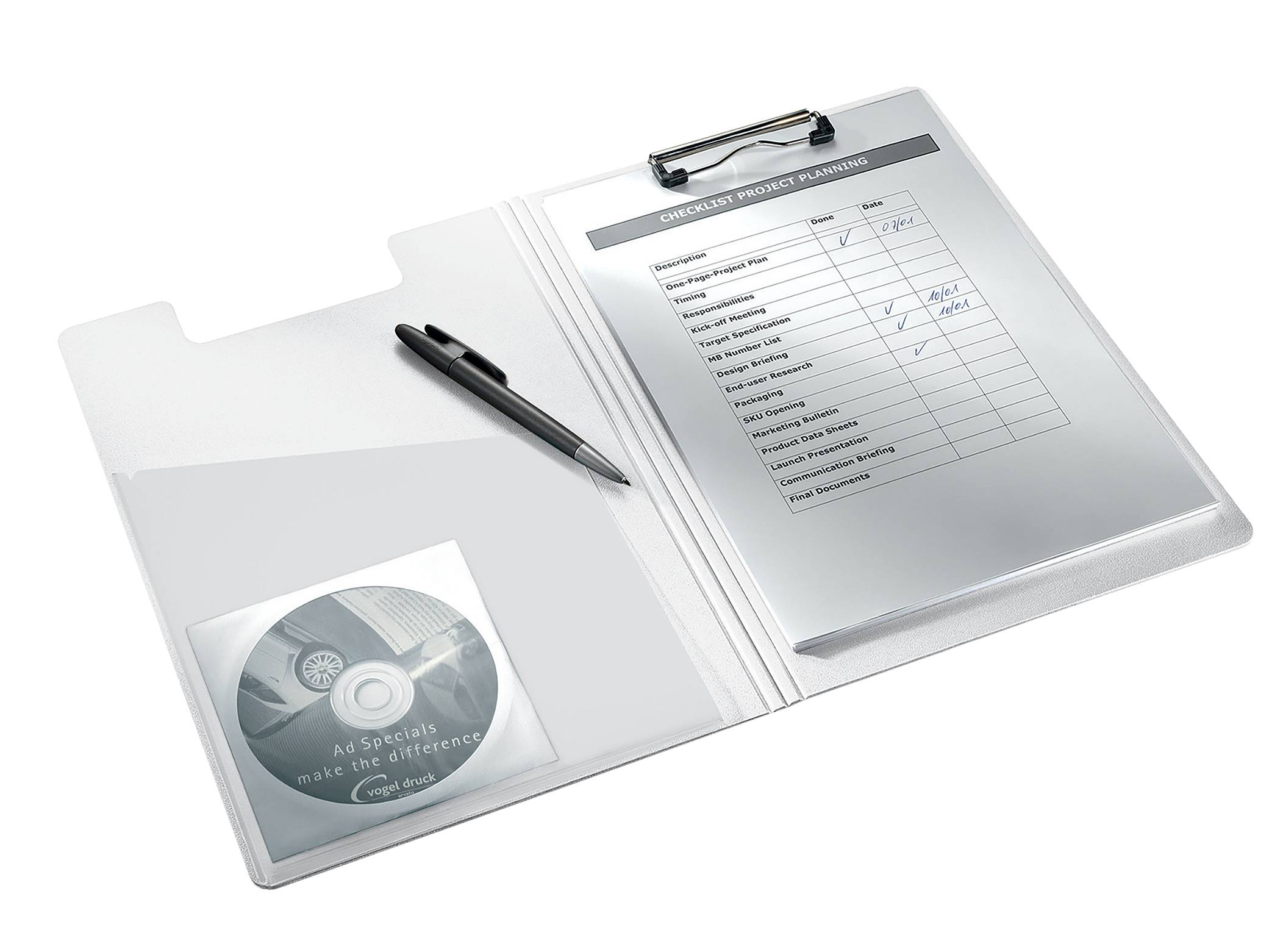 Offene, transparente Präsentationsmappe mit angeklemmtem Checklisten-Formular, Stift und CD in einer Hülle auf weißem Hintergrund.
