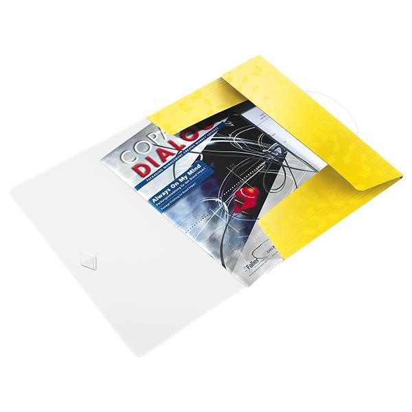 Weißer Dokumentumschlag mit gelbem Verschluss, der teilweise offen ist und ein Magazin oder eine Broschüre mit dem Titel „CORP DIAM