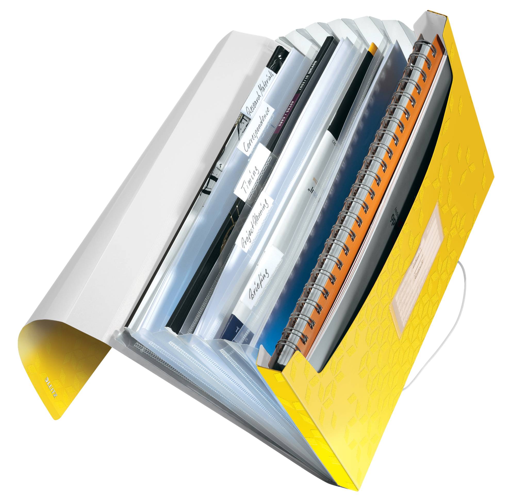 Gelbes Spiralbindungs-Notizbuch-Organizer mit beschrifteten Registern und transparenten Kunststofftaschen, teilweise offen, um gespeicherte Dokumente zu zeigen.