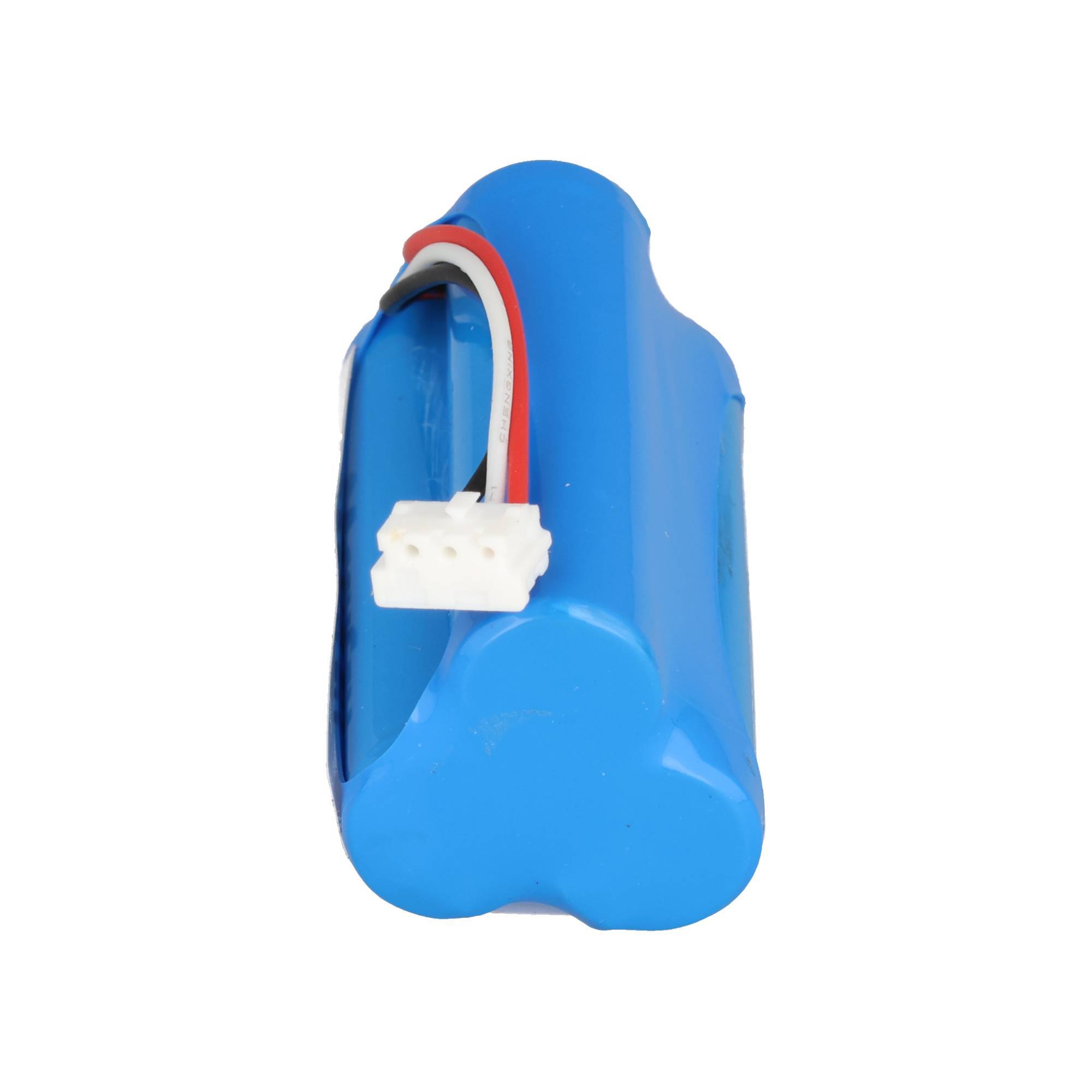 Blauer wiederaufladbarer Batteriepack mit weißem Stecker und roten, schwarzen und weißen Drähten auf einfachem weißem Hintergrund.