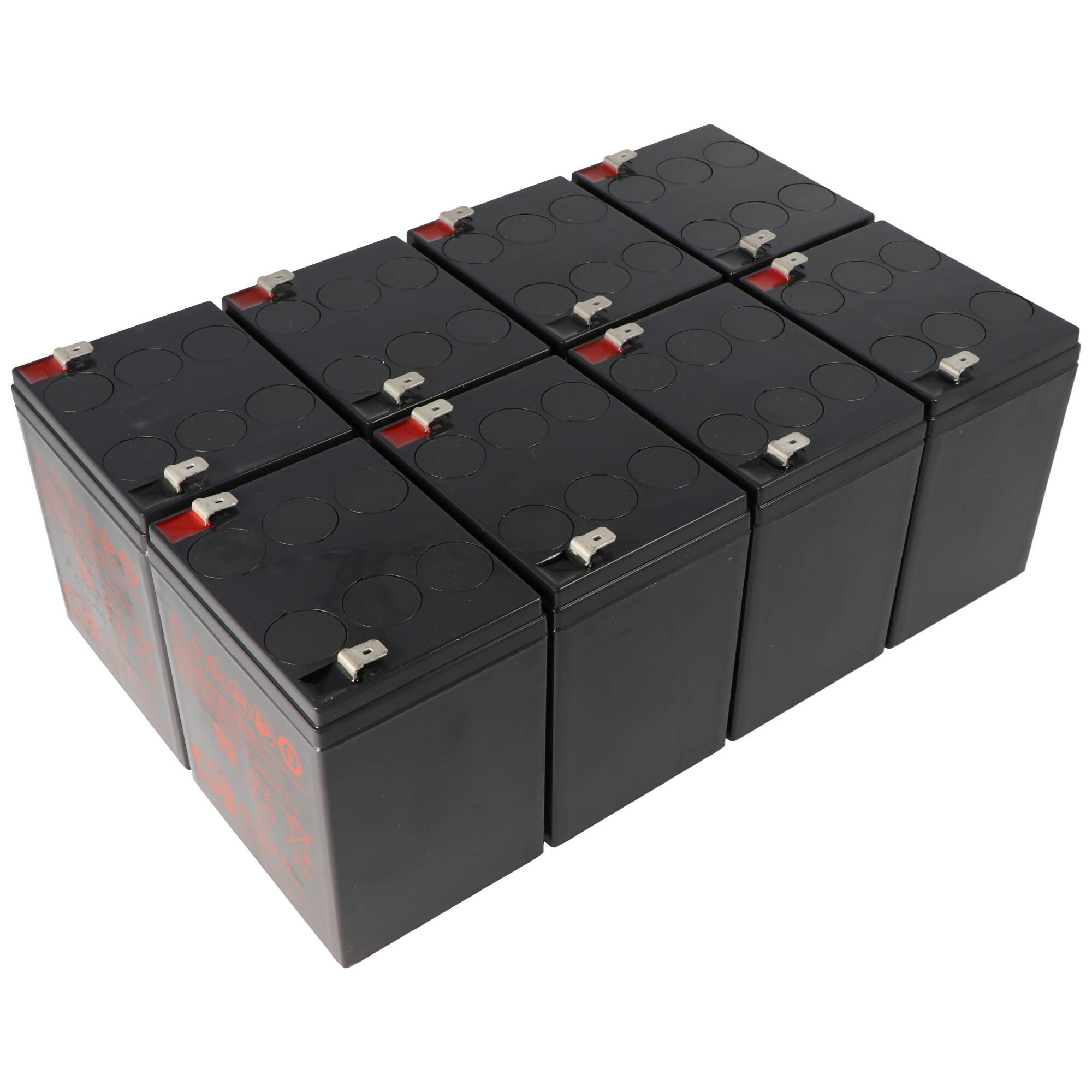 Neun schwarze Blei-Säure-Batterien in einem 3 x 3 Block auf weißem Hintergrund angeordnet.