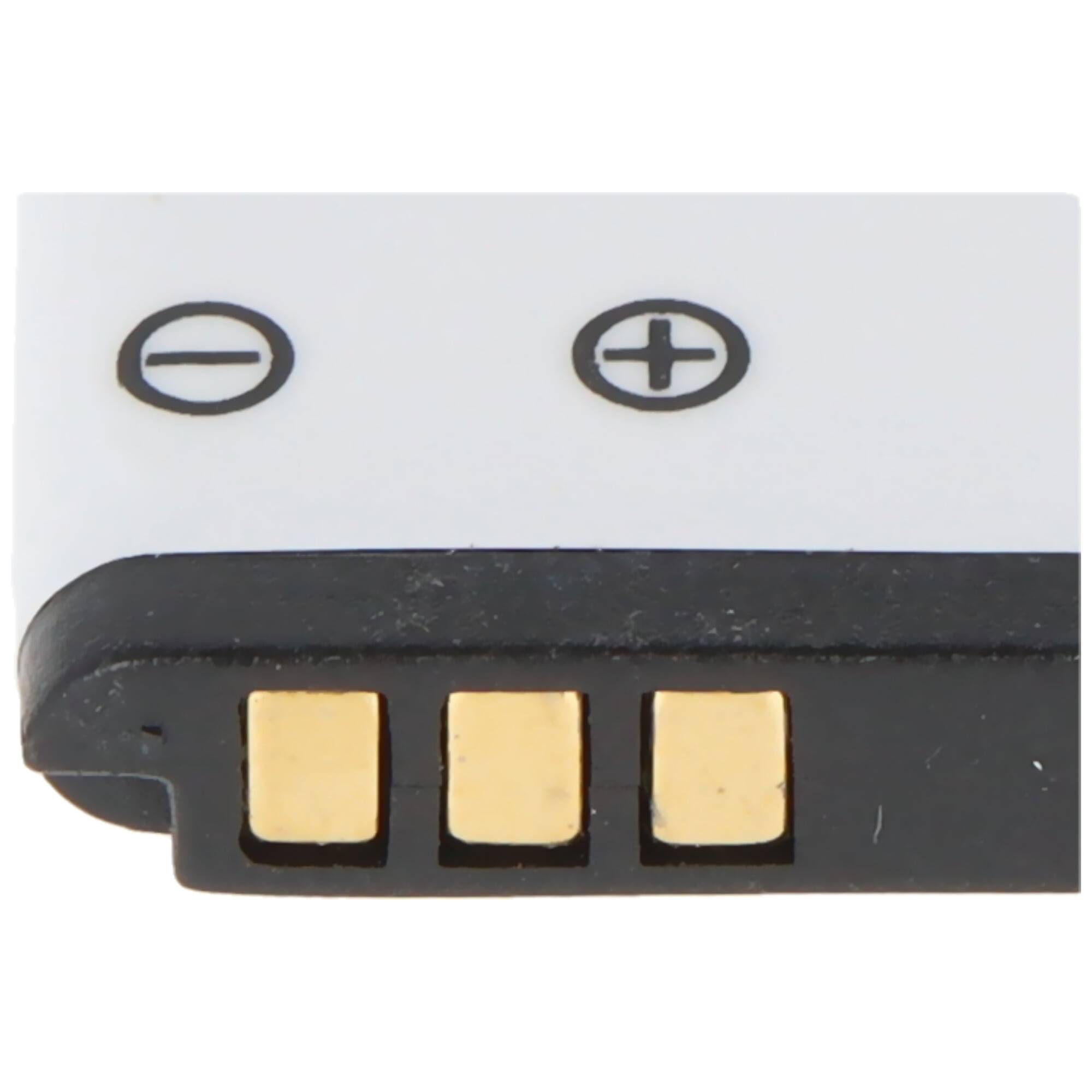 Nahaufnahme einer Batterie mit den Positiv- und Negativsymbolen und drei goldenen Kontaktterminals an der Kante.