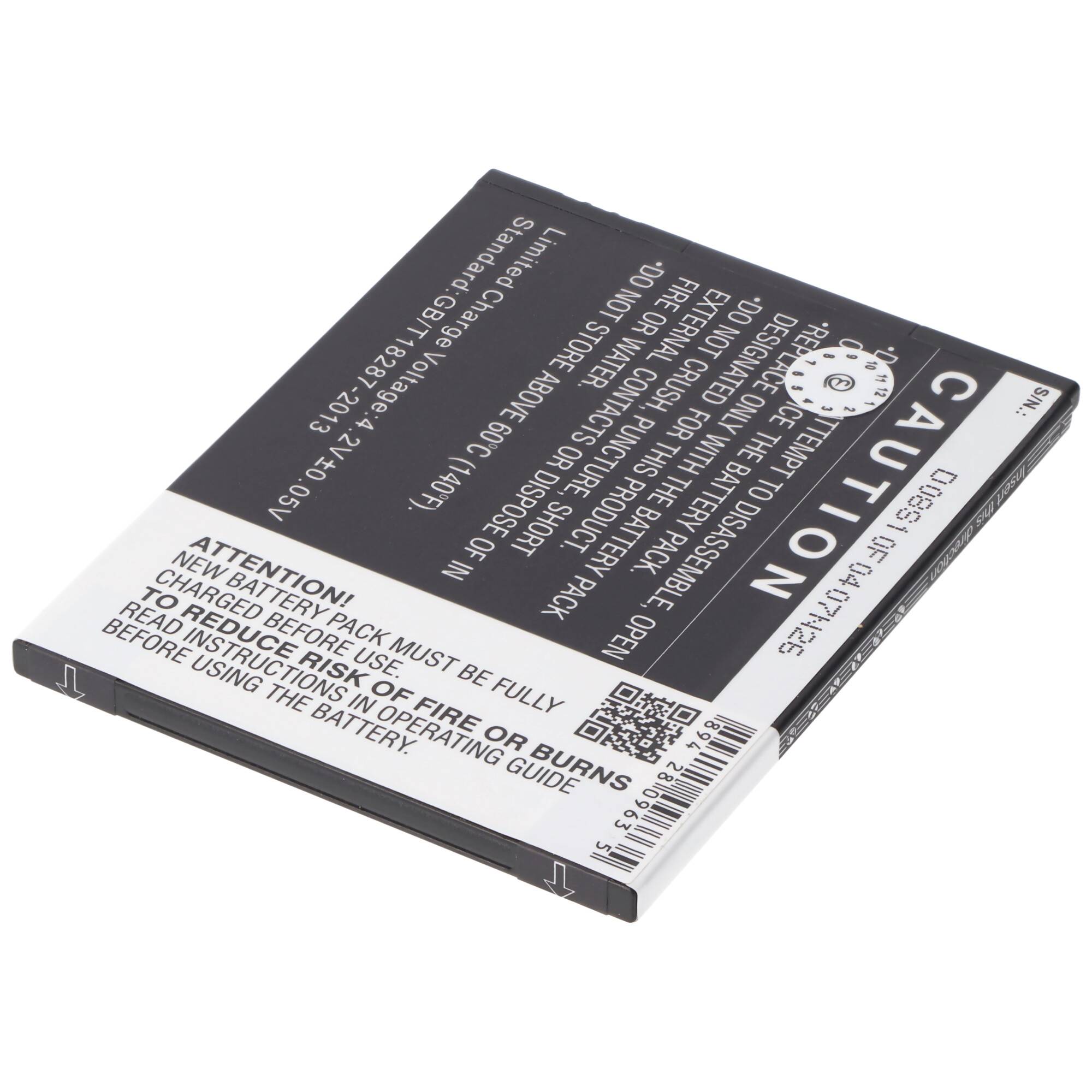 Schwarzes wiederaufladbares Batteriepaket mit Warnetiketten und QR-Code, in angewinkelter Produktansicht auf weißem Hintergrund.