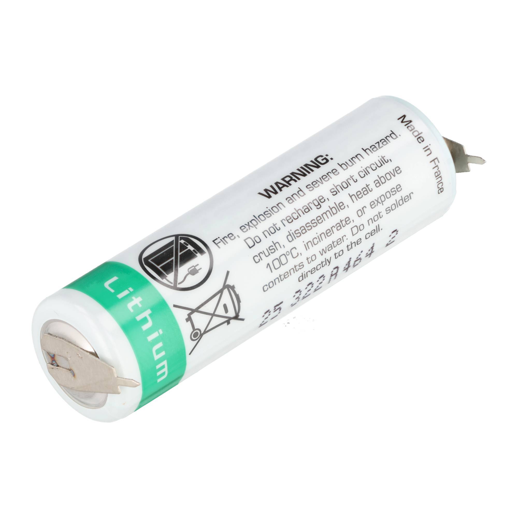 Lithium-Batteriezelle mit Warnbezeichnungen, gezeigt in weißer zylindrischer Verpackung auf einfachem Hintergrund.