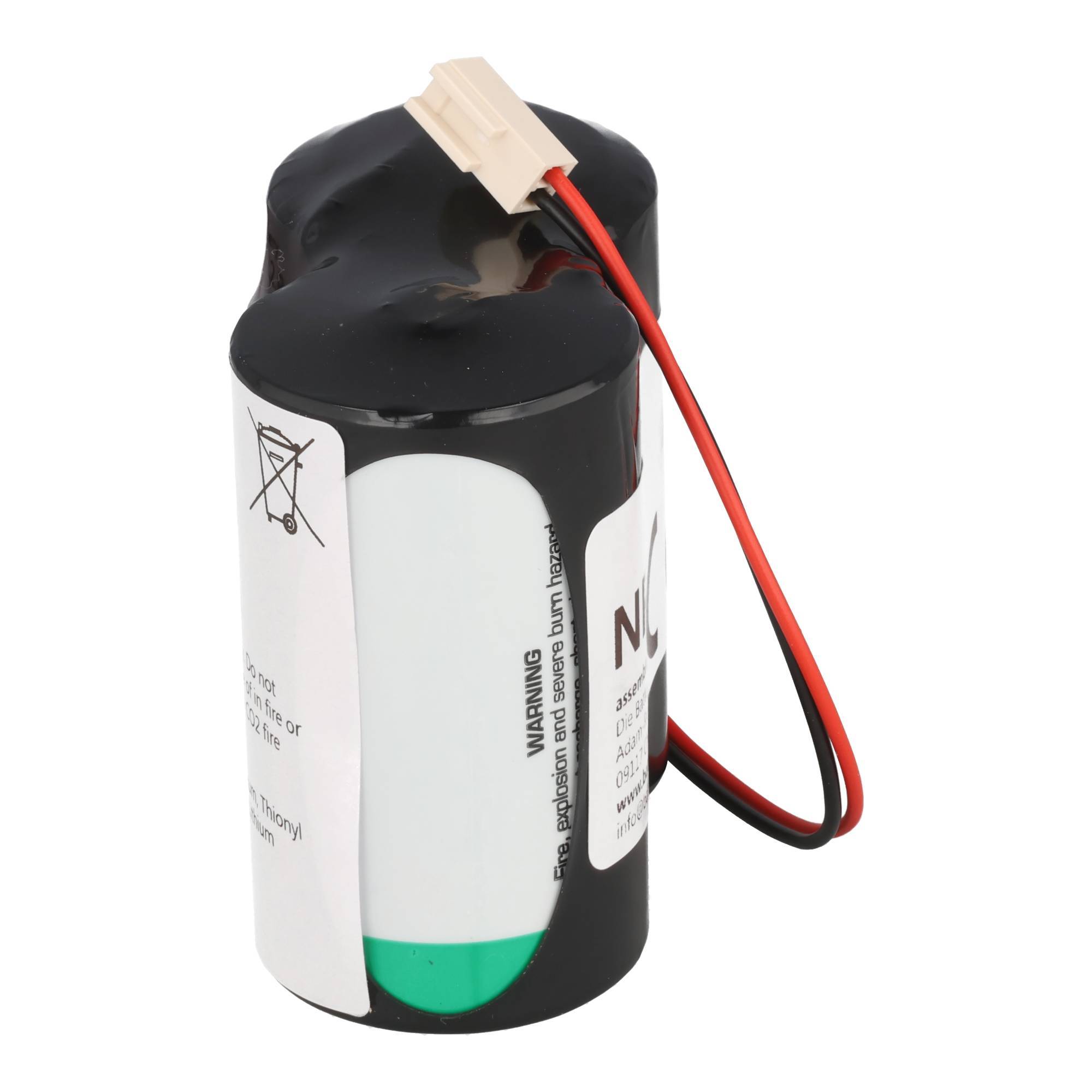 Schwarzes zylindrisches Batteriepack mit rotem und schwarzem Kabel und beigem Stecker, isoliert auf weißem Hintergrund.