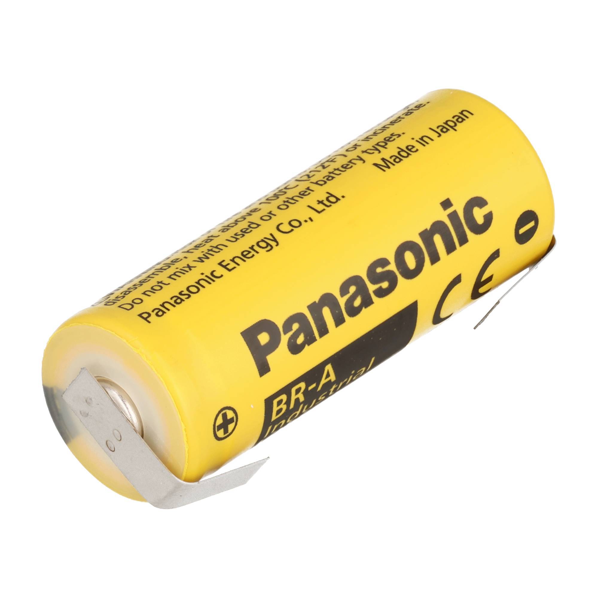 Gelbe Panasonic-AA-Batteriezelle auf weißem Hintergrund, in Nahaufnahme mit sichtbarem Pluspol.