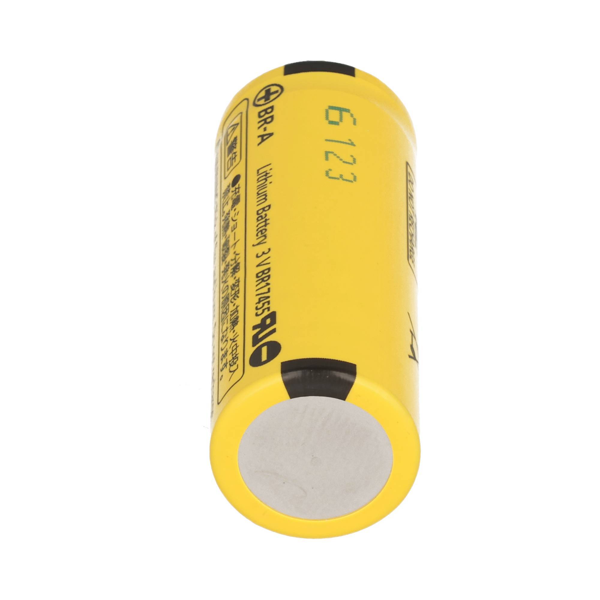 Gelbe zylindrische Lithium-Ionen-Batterie mit gedrucktem Etikett und freiliegendem silbernem Terminalende auf weißem Hintergrund.