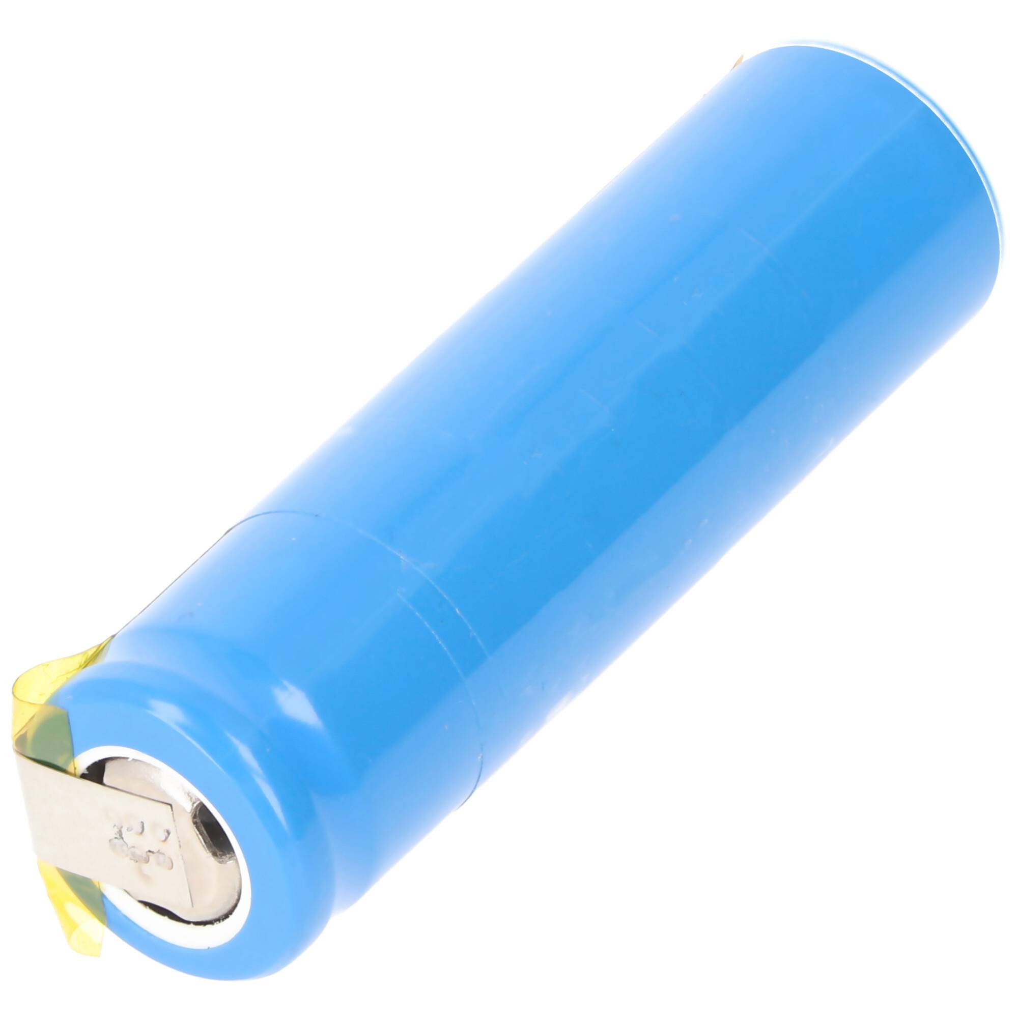 Blaue zylindrische wiederaufladbare Batteriezelle mit Metallanschlussende auf weißem Hintergrund.