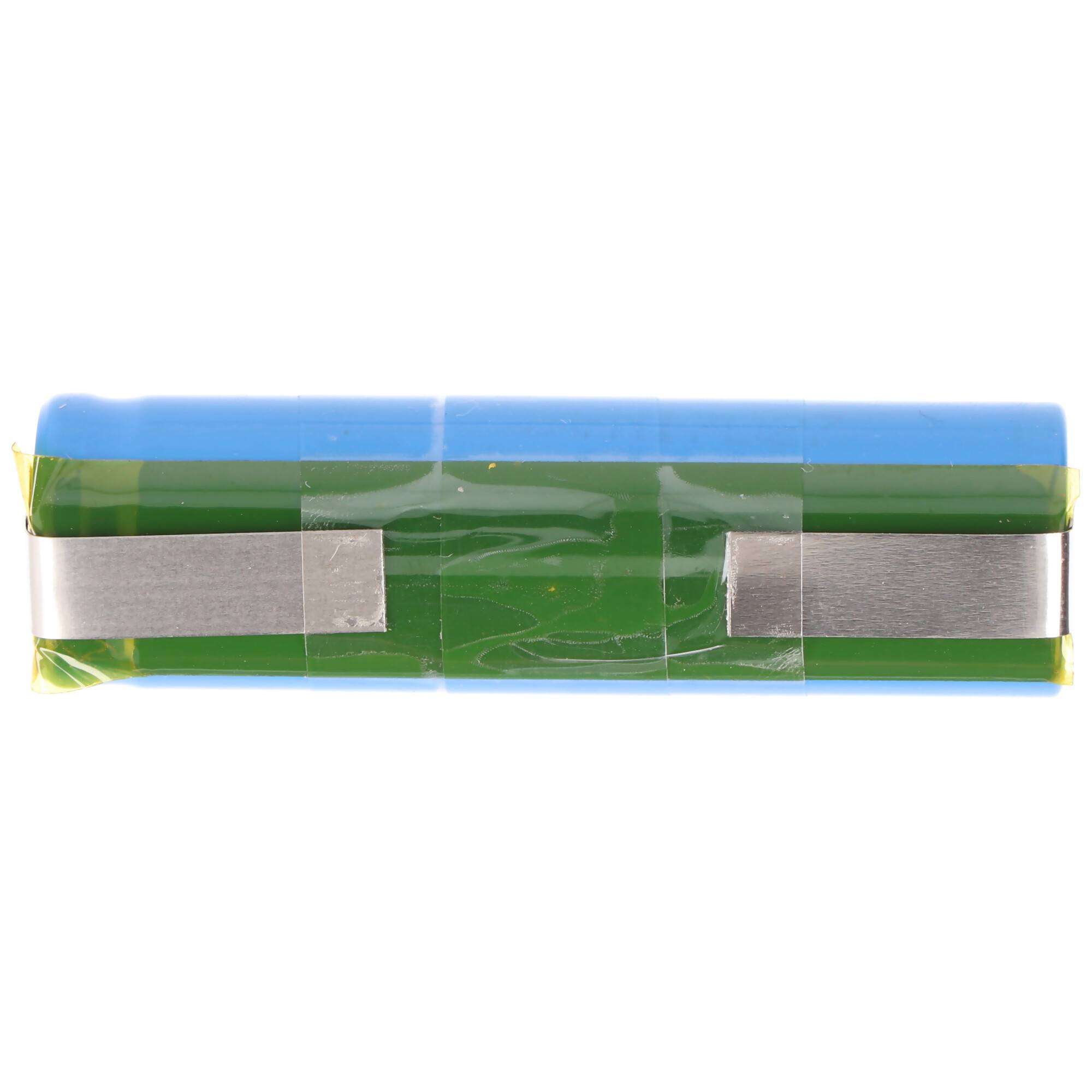 Zylindrisches grünes Batterieset mit blauen Endkappen und zwei silbernen Metallkontaktstreifen auf weißem Hintergrund.