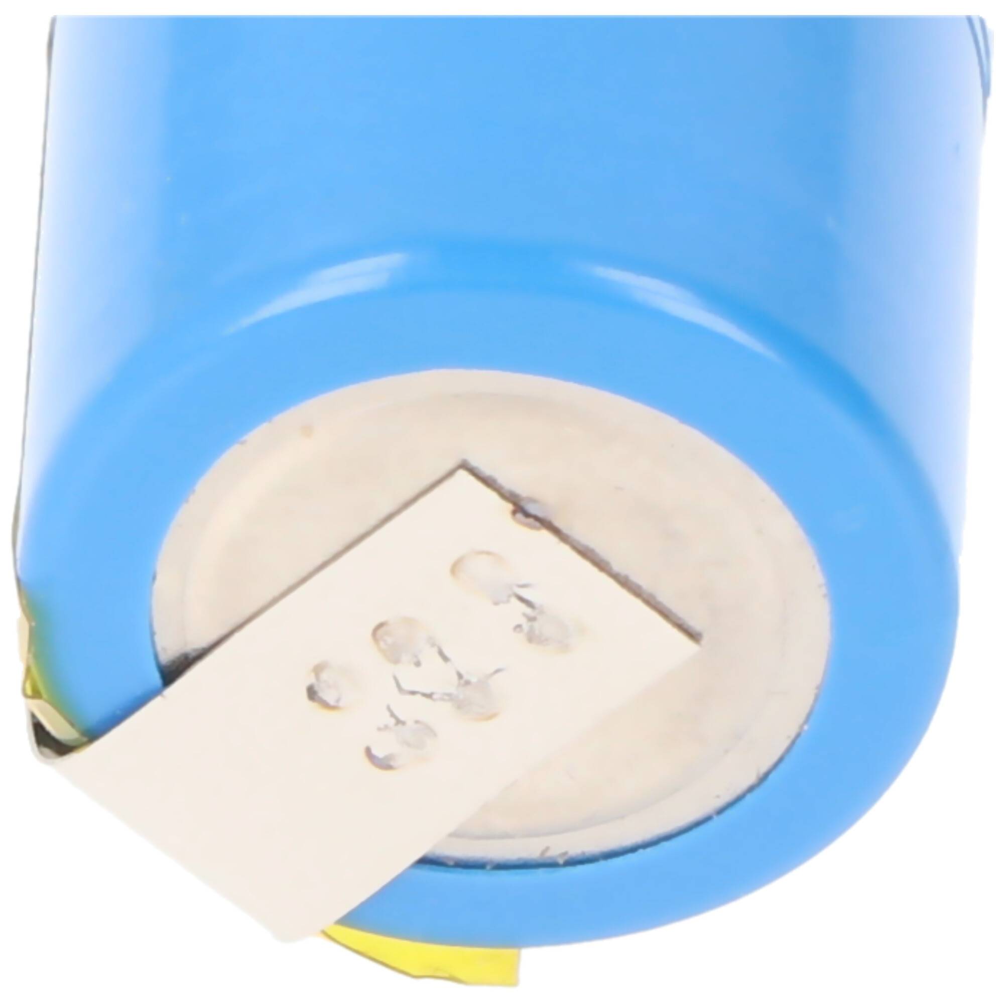 Nahaufnahme einer blauen Batterie mit einem weißen Anschluss/Terminal, das von unten hervorsteht.