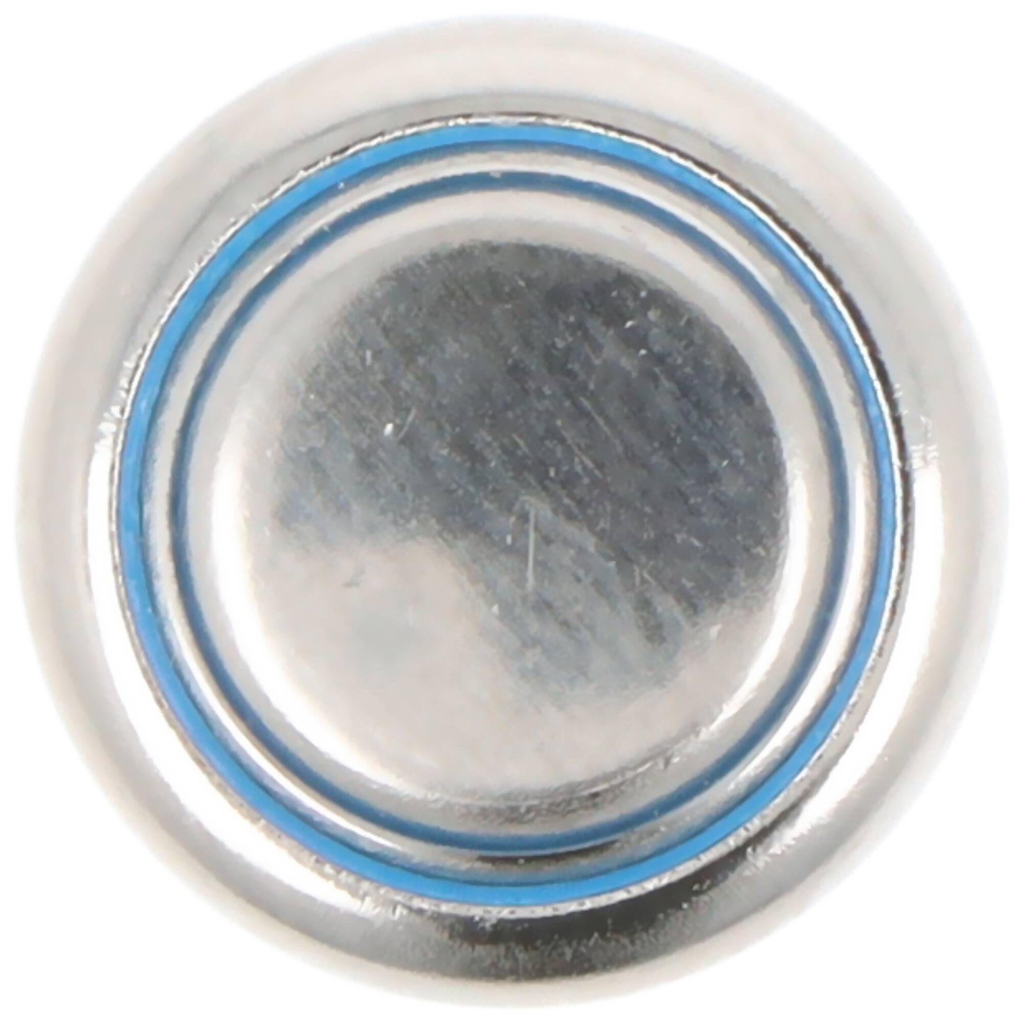 Nahaufnahme einer silbernen Knopfzellenbatterie mit einem blauen Isolierring um die Kante.