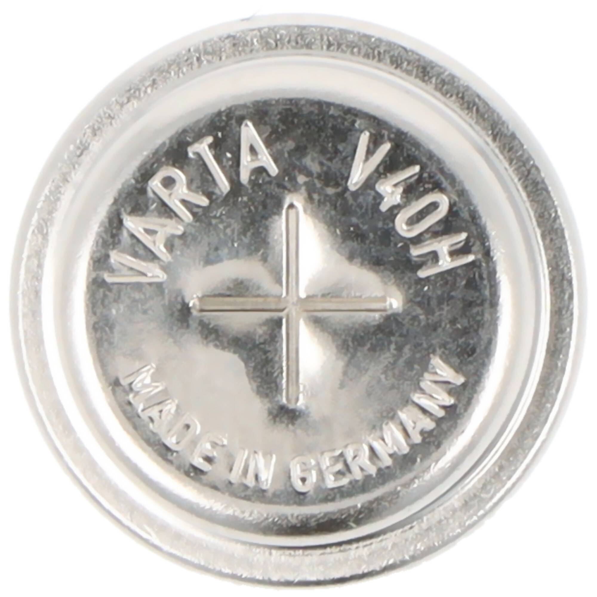 Nahaufnahme einer silbernen VARTA V40H Batterikappe mit einem Kreuzzeichen und 